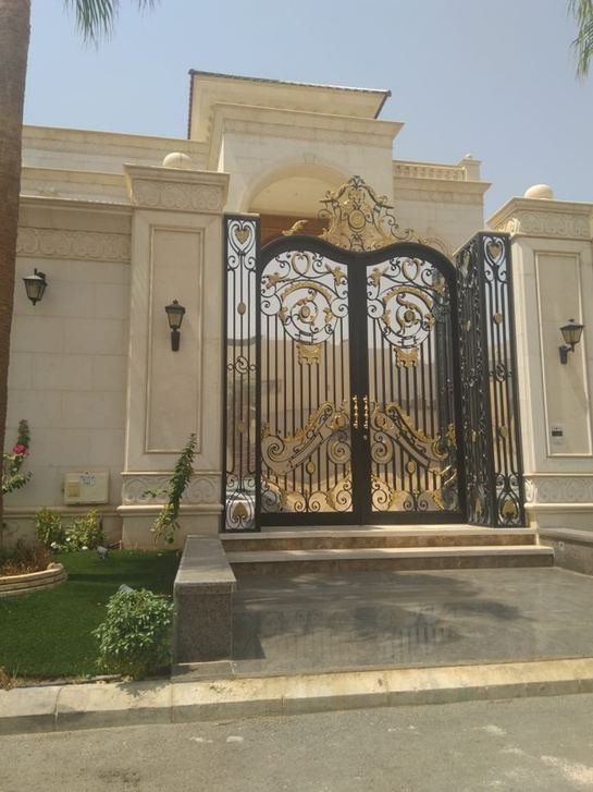 بوابة حديدية منقوشة